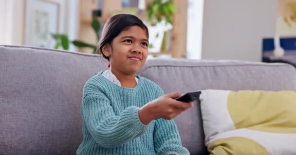 Dívka Dítě Dálkové Sledování Televize Pohovce Klepněte Usmějte Výběrem Vzrušený — Stock video
