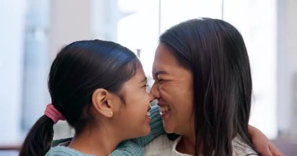 Мать Ребенок Эскимо Целуются Любят Обнимаются Семейном Доме Связывают Заботятся — стоковое видео