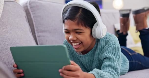 Mädchen Kind Und Tablet Kopfhörer Und Lustige Videos Mit Internetanschluss — Stockvideo