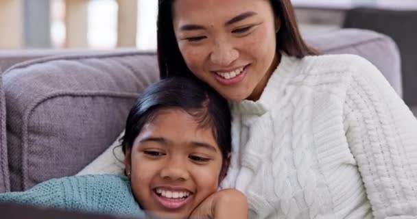 Mutter Schaut Mit Ihrem Kind Einen Film Auf Einem Sofa — Stockvideo