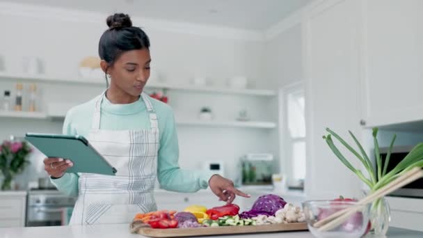 Кулинария Овощи Таблетки Кухня Женщина Поиск Интернете Еды Рецепт Инструктаж — стоковое видео