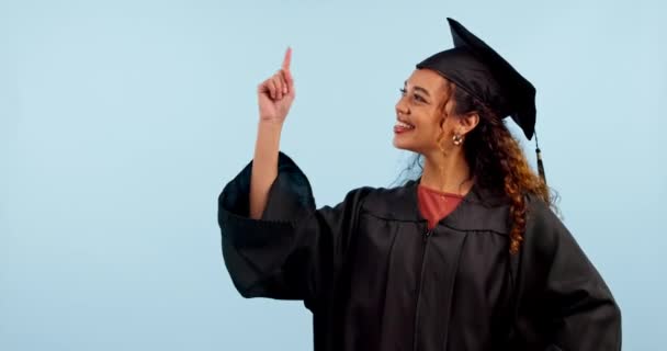 Mulher Feliz Graduada Estudante Apontando Para Notícias Estúdio Promoção Universitária — Vídeo de Stock