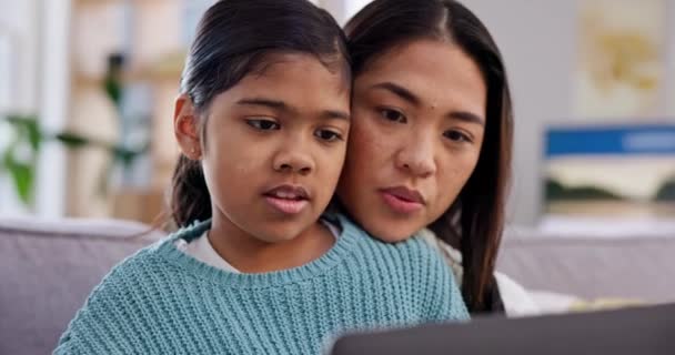Moeder Kind Laptop Gesprek Ontspannen Met Technologie Film Cartoon Beslissing — Stockvideo