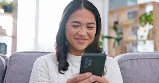Γυναίκα Χαμόγελο Και Πληκτρολόγηση Στο Smartphone Στο Σπίτι Ανάγνωση Κοινοποίηση — Αρχείο Βίντεο