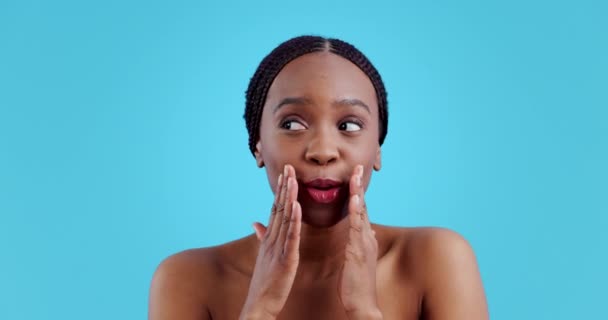 Siyahi Kadın Dedikodu Sır Mahremiyet Için Üstünde Fısılda Mavi Arka — Stok video
