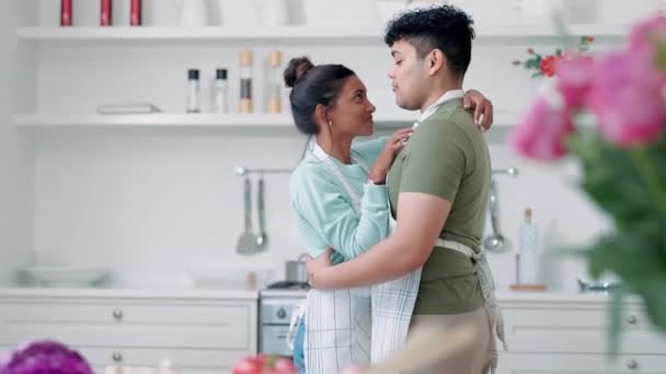 Amor Beijo Casal Dançam Uma Cozinha Com Cuidado Abraço Confiança — Vídeo de Stock