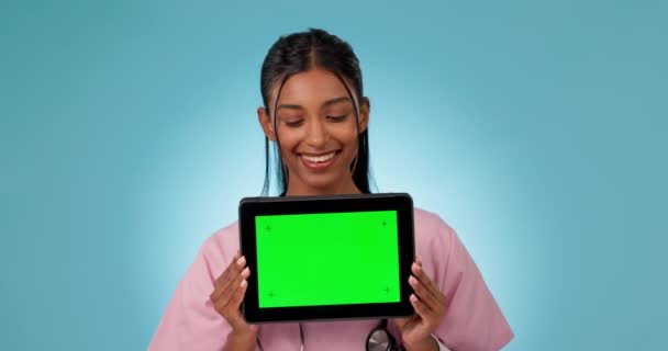 Tabletgroen Scherm Vrolijke Vrouw Studioarts Tonen Gezondheidsbevordering Verpleegkundige Commerciële Info — Stockvideo