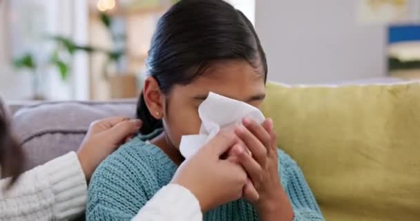 Malade Jeune Enfant Tissu Avec Nez Soufflé Éternuer Avec Maladie — Video