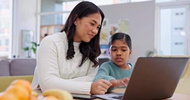 Mutter Mädchen Und Laptop Auf Lesen Lernen Oder Video Ansehen — Stockvideo