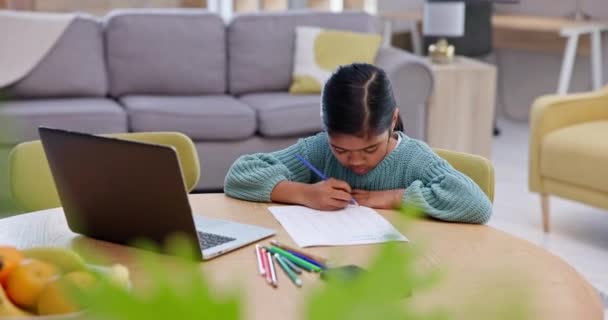 Девочка Ребенок Ноутбук Образование Онлайн Обучение Написанием Оценкой Учебой Столом — стоковое видео