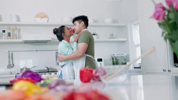 Dança Amor Casal Beijando Cozinha Cozinhar Jantar Almoço Jantar Juntos — Vídeo de Stock