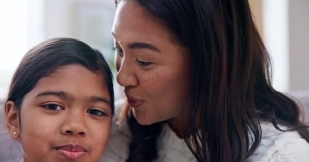 Φιλί Selfie Και Κορίτσι Μητέρα Στο Σπίτι Για Μέσα Κοινωνικής — Αρχείο Βίντεο