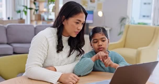 Menina Mãe Laptop Para Educação Casa Aprendizagem Suporte Linguístico Ensino — Vídeo de Stock