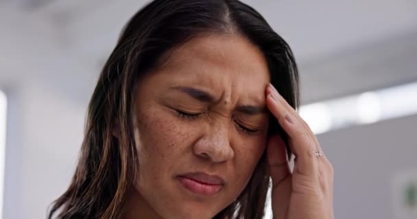 女人和家里因疲倦 精神健康或脑雾而产生的头痛压力 有焦虑 眩晕和按摩太阳穴的有病 沮丧和疲倦的亚洲人 是否患有抑郁症 疲劳或危机 — 图库视频影像