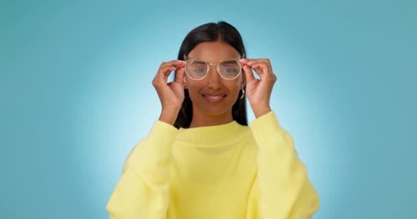 Γυναίκα Γυαλιά Και Πρόσωπο Περιποίηση Ματιών Στο Στούντιο Χαμόγελο Και — Αρχείο Βίντεο