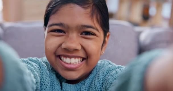面对和微笑与一个女孩的特写镜头在她家客厅里的游戏录音 肖像画 可爱而快乐的印度小孩 在她家为年轻人拍视频 电影或电影 — 图库视频影像