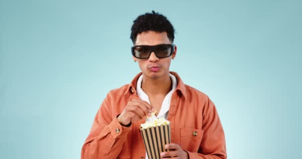 Gözlüklü Sinemada Patlamış Mısırlı Bir Adam Film Film Veya Fantezi — Stok video