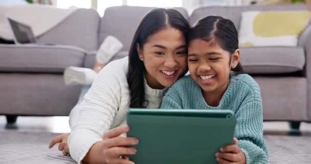 平板电脑 家庭和母女游戏 以及教育网站和家庭视频 快乐的妈妈 孩子流口水 孩子们在家学习和游戏的应用程序 — 图库视频影像