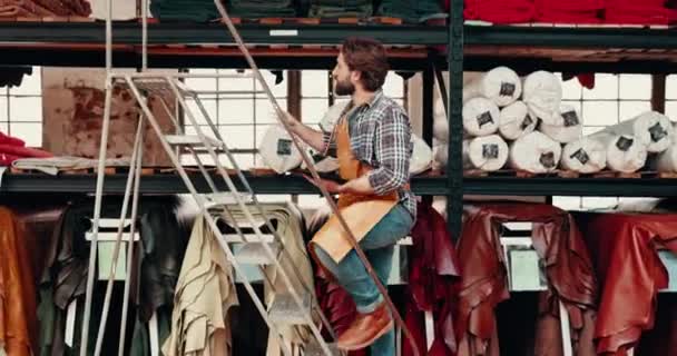 Textil Tablet Und Mann Fabrik Auf Leiter Für Karo Stoff — Stockvideo