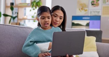 Anne, kız ve dizüstü bilgisayar kanepede, öğrenme ve gelişme için video izleme, çevrimiçi kurs ve evde çalışma. Aile evinde eğitim, bilgisayar, destek ya da öğretim ile anne-kız.