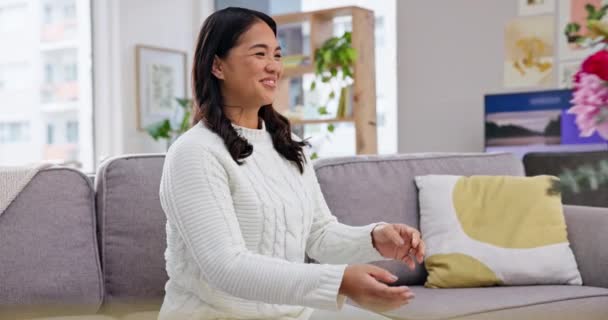 Moederdag Cadeau Meisje Bloemen Bank Glimlach Dankbaarheid Voor Zorg Liefde — Stockvideo