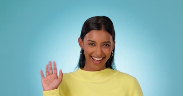 Cara Sorriso Mulher Com Saudação Onda Comunicação Fundo Estúdio Azul — Vídeo de Stock