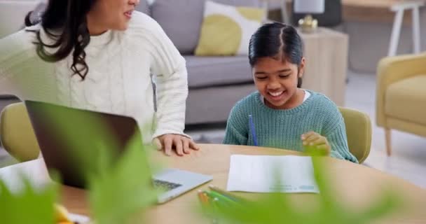 Ibu Anak Perempuan Dan Menulis Dengan Membaca Belajar Atau Kertas — Stok Video