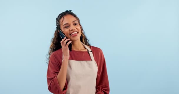 巴里斯塔 咖啡店的工作人员和女人打电话 与供应商和服务员在工作室蓝色背景聊天 通信和联网 小企业和有库存订单的业主 — 图库视频影像