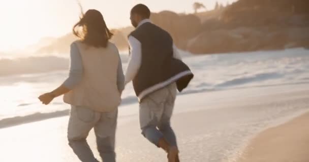 Ζευγάρι Τρέξιμο Και Ηλιοβασίλεμα Βουτιά Μια Παραλία Για Διασκέδαση Διακοπές — Αρχείο Βίντεο