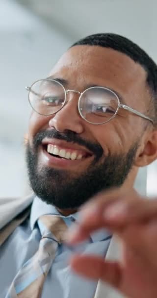 Uśmiech Relaks Biznesmen Biurze Sukcesem Dla Zakończonej Sprawy Prawnej Lub — Wideo stockowe