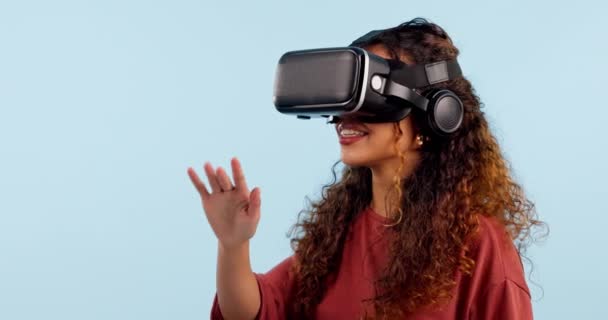 虚拟现实 耳机和游戏 数字世界和新闻画面中的女性 蓝色背景的3D体验 Esports Audio Metaverse Fantasy Video Game — 图库视频影像