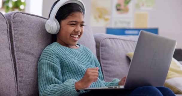 Fille Enfant Ordinateur Portable Écouteurs Avec Danse Écouter Musique Streaming — Video