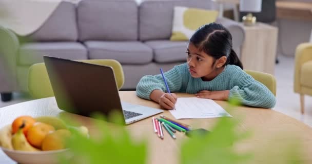Dziewczyna Dziecko Laptop Edukacja Learning Pisania Oceny Nauki Przy Stole — Wideo stockowe