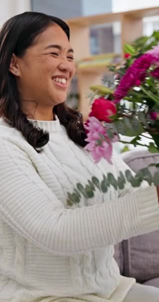 Παιδί Δίνει Στη Μαμά Λουλούδια Αγκαλιά Και Δώρο Για Τις — Αρχείο Βίντεο