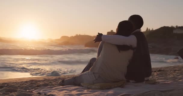 Çiftler Gün Batımı Plaj Aşkla Okyanus Kıyısında Kum Üzerinde Otururken — Stok video