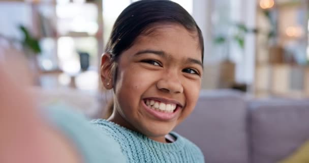 面对和微笑与一个印度女孩的特写镜头在她家客厅里的游戏录音 肖像画 可爱而快乐的小女孩 在她家为年轻人拍视频 电影或电影 — 图库视频影像