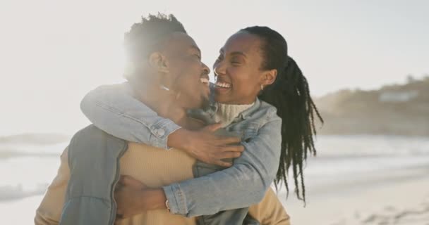 Pocałunek Szczęśliwa Czarna Para Plaży Uściskiem Miłości Randki Zacieśniania Więzi — Wideo stockowe