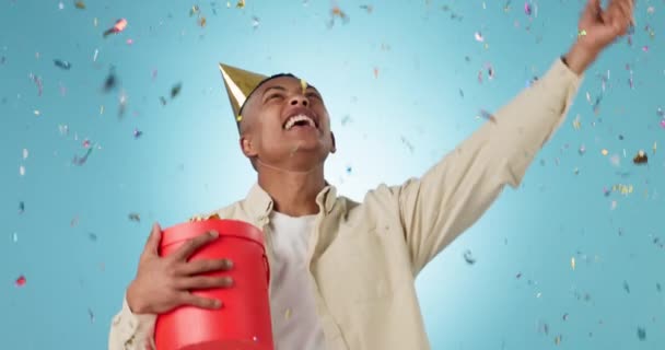 Birthday Present Excited Black Man Confetti Shower Studio Celebration Giveaway — Stock Video