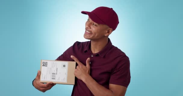 Παράδοση Κουτιών Στούντιο Και Χαρούμενος Άνθρωπος Δείχνουν Logistics Courier Ανακοίνωση — Αρχείο Βίντεο