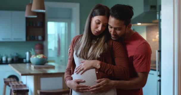 Těhotné Páry Obejmout Mluvit Noci Láskou Péčí Podporou Šťastný Muž — Stock video