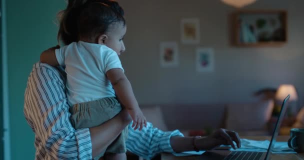 Notebook Vzdálená Práce Nebo Mail Matkou Dítětem Svém Domě Večerních — Stock video
