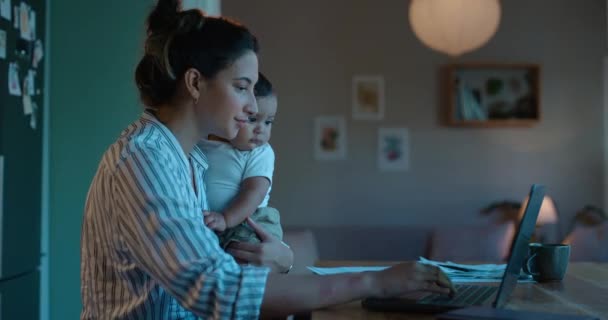 Laptop Távoli Munka Vagy Elfoglalt Egy Anya Baba Otthonukban Este — Stock videók