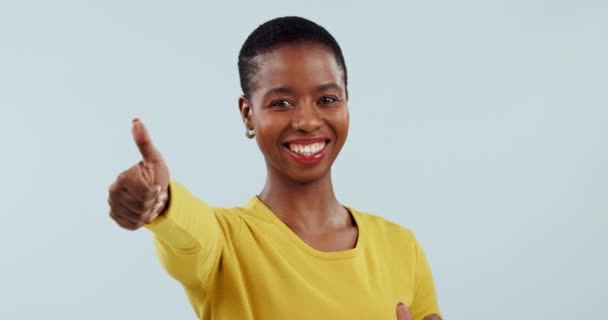 Успех Улыбка Благодарность Чернокожая Женщина Поднимает Большой Палец Студии Синем — стоковое видео