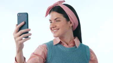 Stüdyoda sosyal medyadan bir kadınla profil fotoğrafı için mavi arka planda selfie, moda ve barış işareti. Telefon, gülümseme ve durum güncellemesi için poz veren mutlu bir genç etken ya da içerik yaratıcısı.