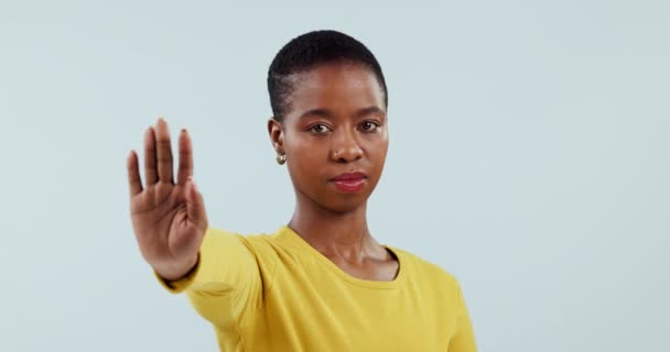 面对并停止用手 警告和警告拒绝的迹象在工作室白色背景 肖像画 非洲模特儿和徒手抗议 没有感情 禁止或投票争取人权 — 图库视频影像