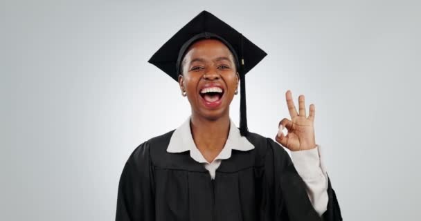 Mujer Graduación Signo Aceptable Estudiante Estudio Para Logro Escuela Éxito — Vídeo de stock
