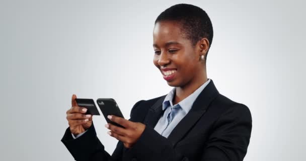 Czarna Kobieta Smartfon Wizytówka Commerce Płatności Studio Niebieskim Tle Happy — Wideo stockowe