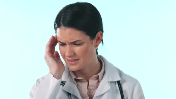 在医疗危机或紧急情况下头痛 头痛或疲倦的医生 工作室或妇女 面部或疲倦的护士 有倦怠 偏头痛或因蓝色背景而产生的压力 — 图库视频影像