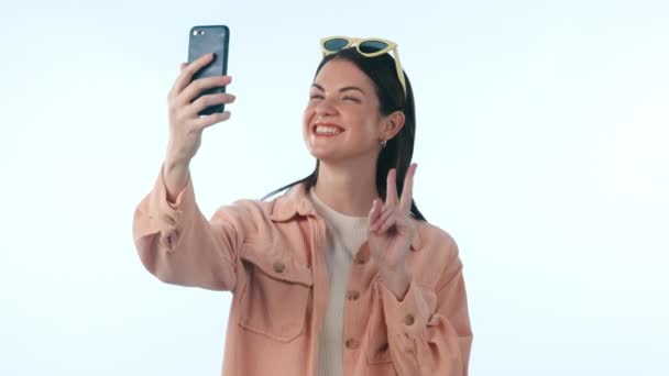 Selfie Sociální Média Mírové Znamení Vlivem Ženy Studiu Modrém Pozadí — Stock video