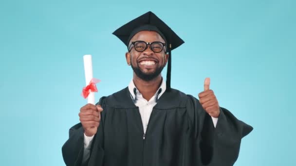 Siyahi Adam Mezuniyet Diploma Yüzle Baş Parmak Gururla Gülümse Mavi — Stok video